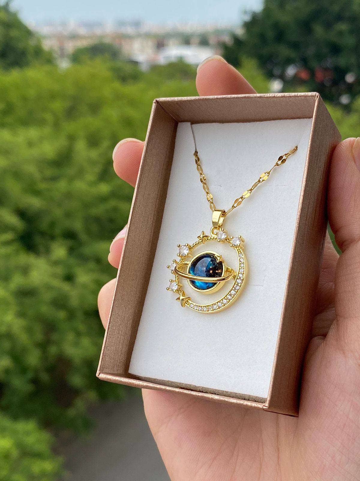 🪐🌙 Collar Planeta Saturno Luna + Caja de Regalo